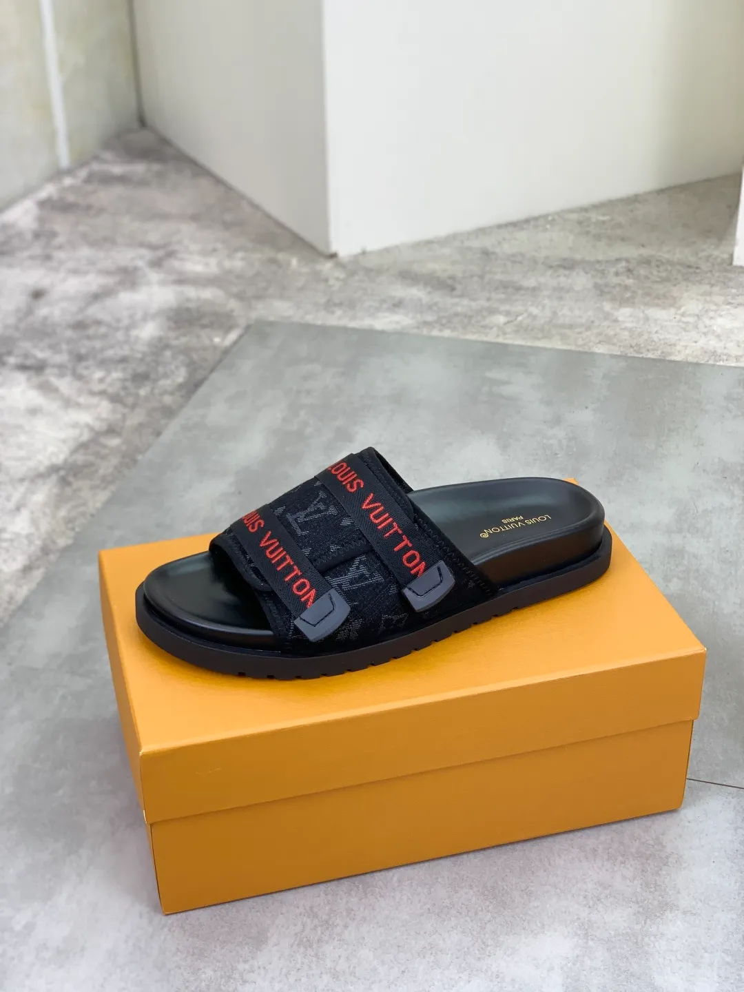Men's shoes 💰P320💰【New style】🆘 Original quality 【LOUIS VUITTON】The popular Louis Vuitton LV men's slippers on the official website are on sale simultaneously! Original fabric imported from Italy, original factory special supply, code number: 38-44 (45 customized), many colors available